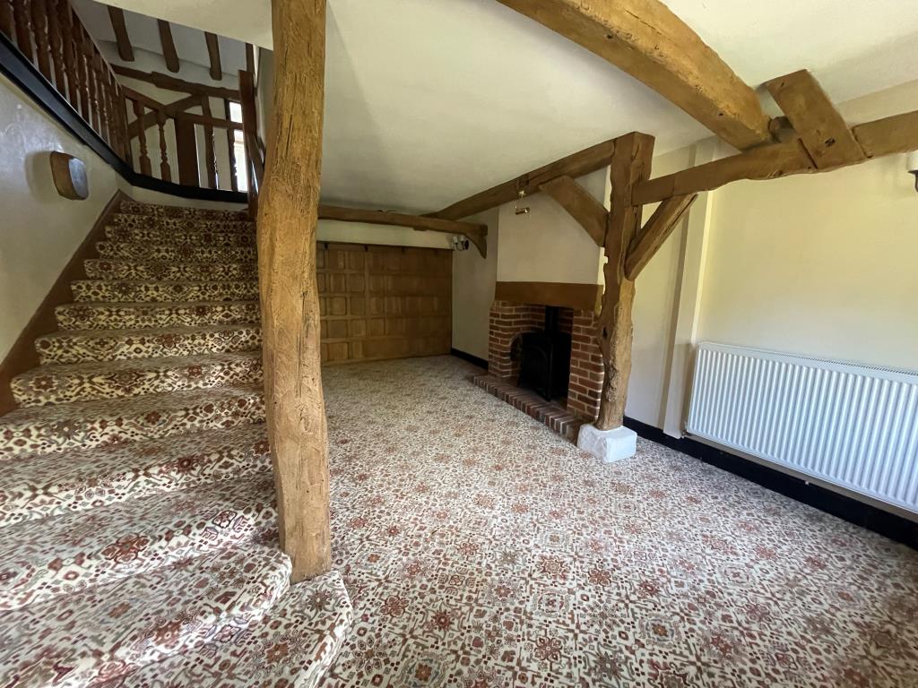 Lot: 118 - SUBSTANTIAL PERIOD PROPERTY FOR UPDATING IN DESIRABLE LOCATION - Entrance hall with exposed beams and fire place